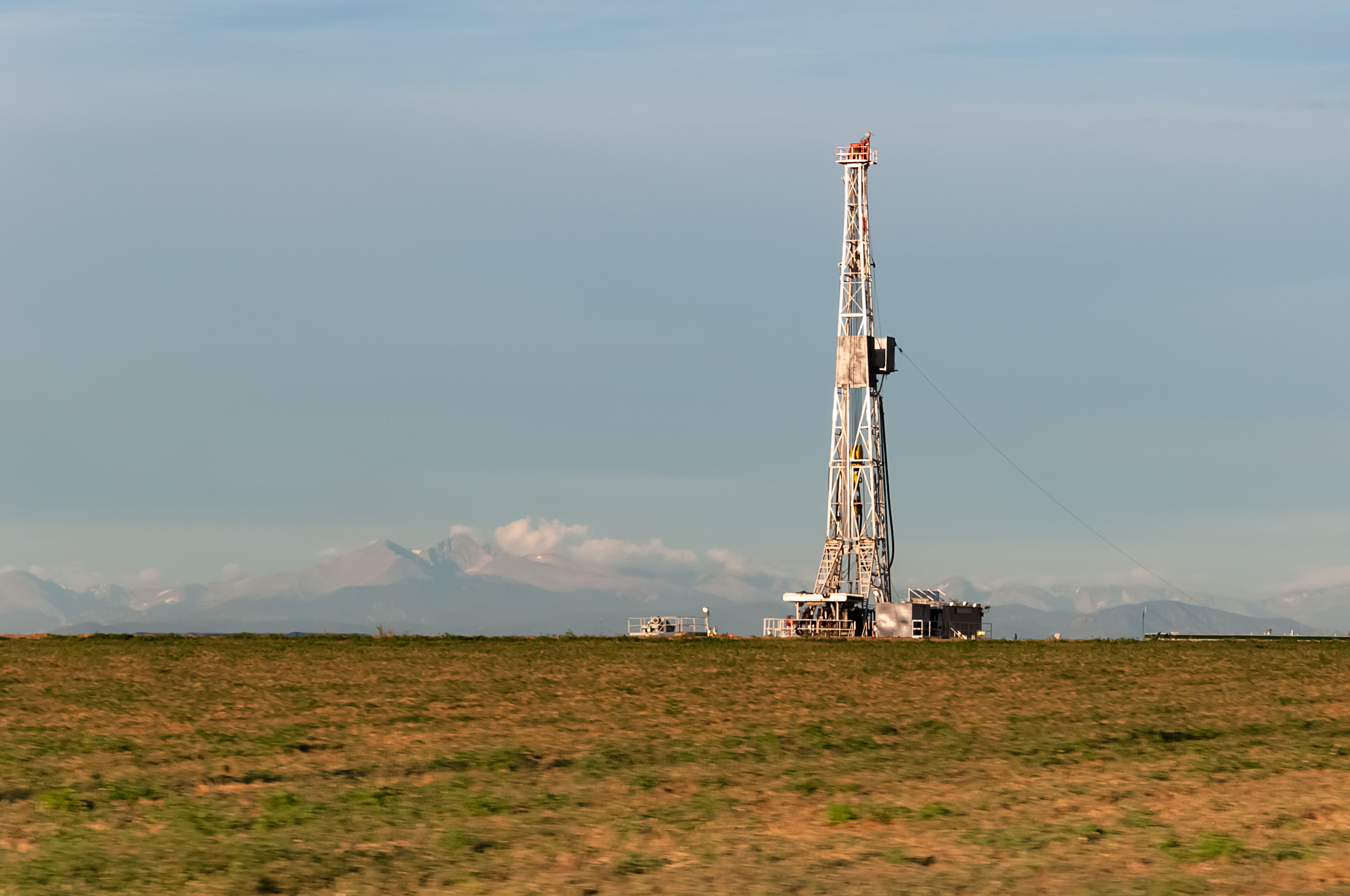 oil drilling rig wyoming field

